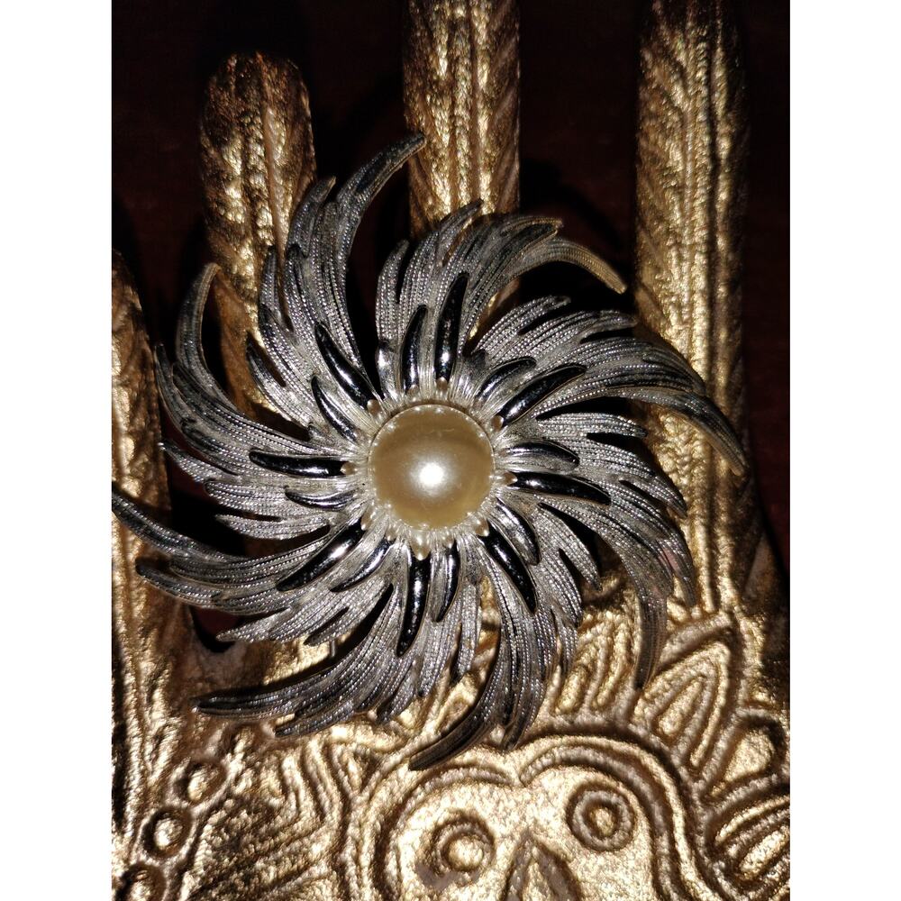Sarah Coventry Pin Brooch Jewelry Silver Flower Pearl 3" Diameter Signed